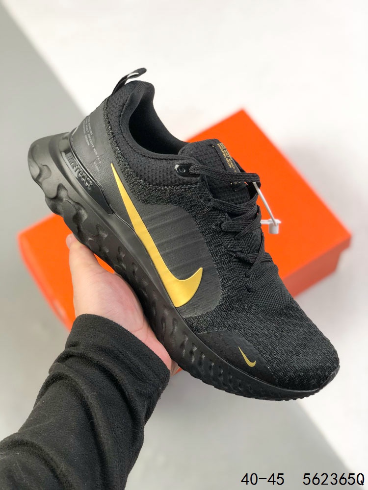 🈴️2⃣️ 💰135
耐克 Nike React Infinity Run FK 3 PRM 男女子公路跑步鞋。助你在疾速跑后快速恢复,明天继续挑战耐力跑,你的征程它都能稳稳守护。 加宽前足设计和加厚泡绵层,有助提升柔软缓震性能,助力安心畅跑。 该鞋款久经测试,具备出色回弹性能,融入迅疾风范,助你疾速畅跑,一路向前。 从引领他人达成目标的配速员身上汲取设计灵感,以耀眼夺目的活力风范焕新呈现跑步基本单品。Nike React 技术采用轻盈耐穿泡绵打造,铸就出众回弹的顺畅迈步体验。 泡绵采用“弧形摇杆”造型,为跑步动作的三个阶段带来出众支撑。Flyknit 鞋面为关键部位营造出色透气性。足底采用加高缓震设计,外底增加橡胶材料,鞋口采用柔软泡绵织物制成,与 Flyknit 相得益彰
类型:男女鞋
货号:DZ3014
码数:如图
编码:562365Q