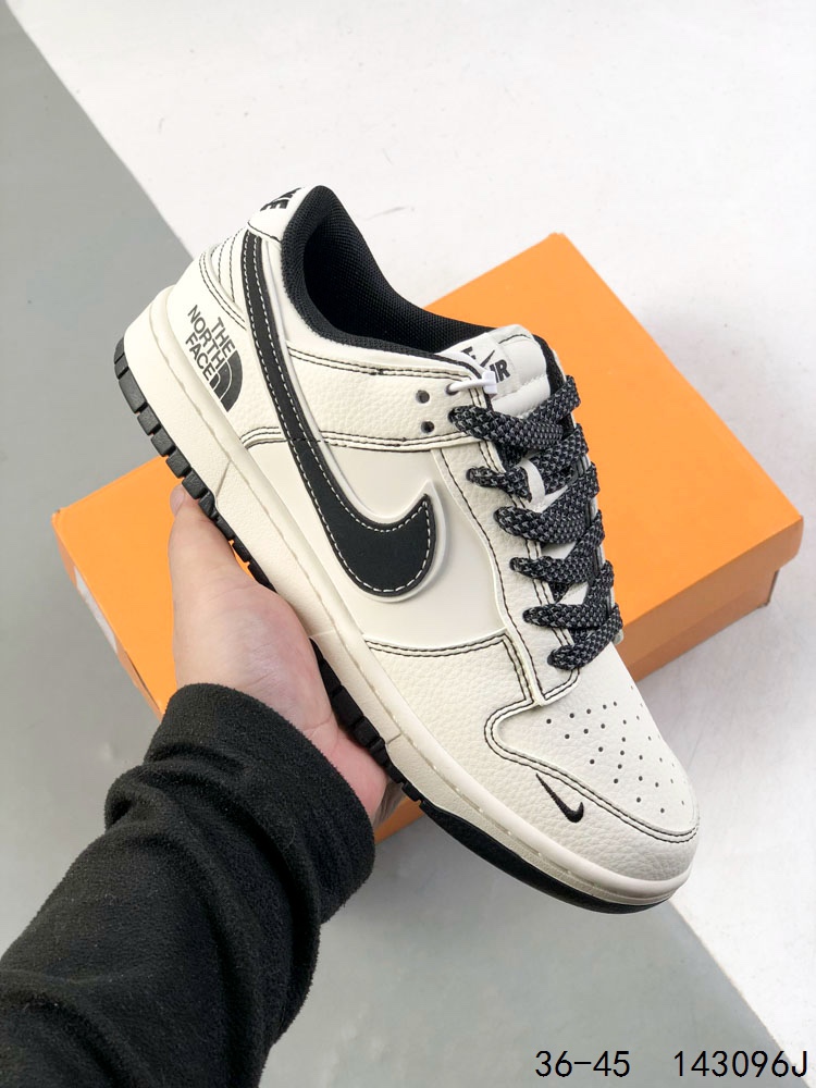 🈴️ 💰170
公司级带半码!
耐克Nike SB Dunk Low 联名 复古低帮休闲运动滑板板鞋。采用脚感柔软舒适ZoomAir气垫,有效吸收滑板等极限运动在落地时带来的冲击力,为街头运动者们提供更好的保护
ID:143096J
