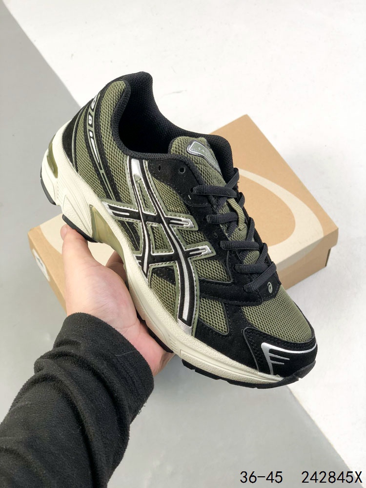🈴️ 💰160
公司级带半码！
Asics Gel-1130 亚瑟士新款运动跑步鞋
ASICS GEL-1130可以称得上是复古美学的入门代表作，它所呈现的是千禧年后期的时代变迁风格。
整双鞋在鞋面部分选用网眼布与皮革相互连接，在鞋面银色金属质感的线条中，ASICS 品牌标志性的虎爪 Logo 出现在鞋身侧面，既展现出复古美感，又加深了整双鞋的层次感。
不仅如此，此番带来的两款配色 GEL-1130还都搭载着 Ortholite 鞋垫，之后再辅以 GEL 缓震胶中底和耐磨大底，在提升上脚舒适性的同时，在缓震脚感以及耐磨抓地力方面也能满足日常运动需求。
ID：242845X