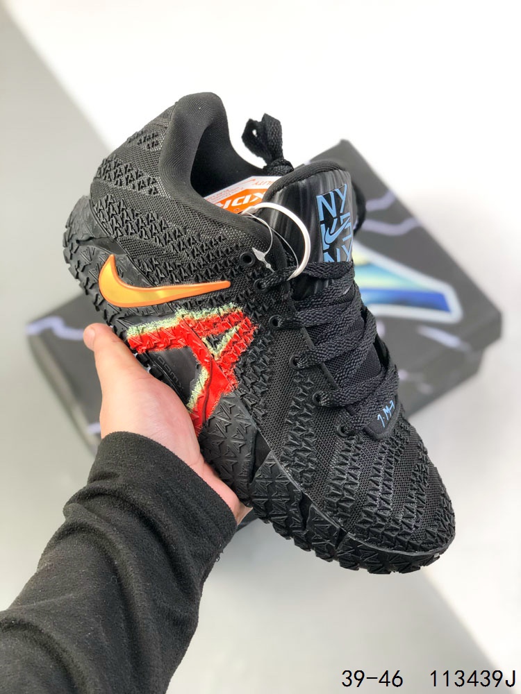 💰190
【新品🔥公司级】耐克Ja 3球鞋:莫兰特 3代 篮球鞋 Nike Ja 3 绝妙演绎贾·莫兰特无畏大胆的狂野球风。JA3外观较前两代有显著变化, Nike Ja 3 以全新外观延续贾·莫兰特的签名球鞋系列,既能提升其比赛表现,又助力下一代球员秀出风格和实力。Ja 3 的设计旨在展现莫兰特大胆且充满活力的设计风格,将其亲力亲为的创意融入鞋型设计中,彰显了他对球鞋文化持续不断的贡献。
鞋款基于莫兰特前两代签名鞋的“抓痕”设计,增添了灵感源于其招牌动作“变向误导”的全新外底纹路,并配置全掌 ZoomX 泡绵中底,为其标志性的爆发力提供回弹响应与舒适感。新鞋型基于莫兰特前两代签名鞋的“抓痕”设计,通过轻质网眼鞋面上特别设计的透气孔,为莫兰特和所有球员在比赛越加激烈时提供出色透气性。鞋面无缝过渡到半透明橡胶杯状鞋底,让人得以窥见创新中底:全掌 ZoomX 泡绵叠加在 ZoomX 碎料之上,为莫兰特标志性的爆发力提供回弹响应与舒适感。#满分鞋子送满分学子 #zoom气垫缓震篮球鞋#Nike #莫兰特 #莫兰特3代篮球鞋
货号: HF2793-100
尺码: 39-45
编码: 113439J
