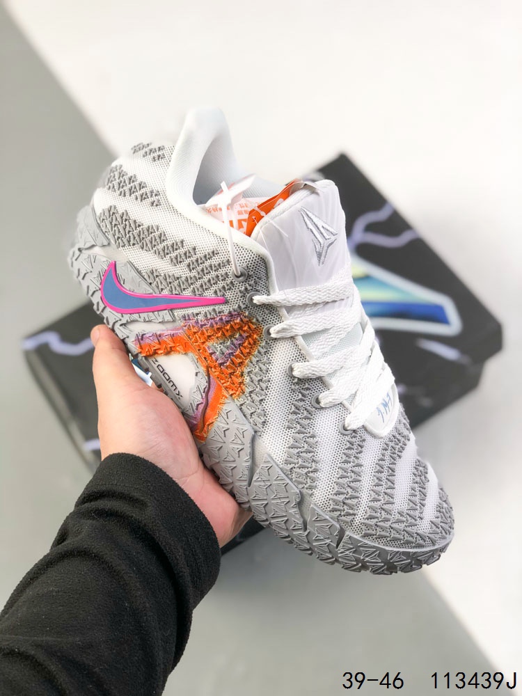 💰190
【新品🔥公司级】耐克Ja 3球鞋:莫兰特 3代 篮球鞋 Nike Ja 3 绝妙演绎贾·莫兰特无畏大胆的狂野球风。JA3外观较前两代有显著变化, Nike Ja 3 以全新外观延续贾·莫兰特的签名球鞋系列,既能提升其比赛表现,又助力下一代球员秀出风格和实力。Ja 3 的设计旨在展现莫兰特大胆且充满活力的设计风格,将其亲力亲为的创意融入鞋型设计中,彰显了他对球鞋文化持续不断的贡献。
鞋款基于莫兰特前两代签名鞋的“抓痕”设计,增添了灵感源于其招牌动作“变向误导”的全新外底纹路,并配置全掌 ZoomX 泡绵中底,为其标志性的爆发力提供回弹响应与舒适感。新鞋型基于莫兰特前两代签名鞋的“抓痕”设计,通过轻质网眼鞋面上特别设计的透气孔,为莫兰特和所有球员在比赛越加激烈时提供出色透气性。鞋面无缝过渡到半透明橡胶杯状鞋底,让人得以窥见创新中底:全掌 ZoomX 泡绵叠加在 ZoomX 碎料之上,为莫兰特标志性的爆发力提供回弹响应与舒适感。#满分鞋子送满分学子 #zoom气垫缓震篮球鞋#Nike #莫兰特 #莫兰特3代篮球鞋
货号: HF2793-100
尺码: 39-45
编码: 113439J