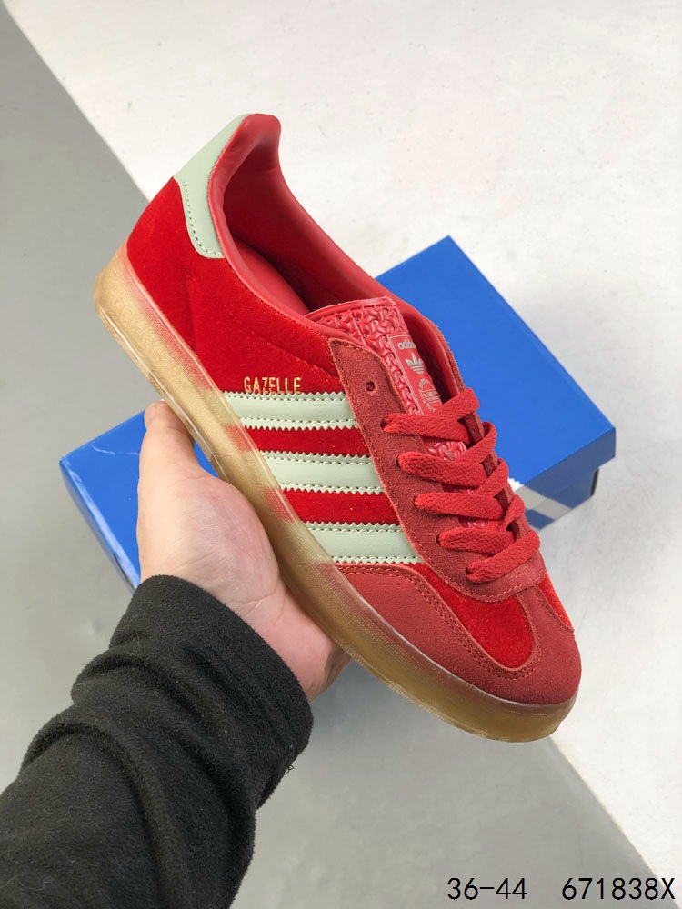 🈴️ 💰110
真标带半码!
阿迪达斯Adidas Gazelle Indoor 三叶草休闲防滑耐磨低帮板鞋
鞋头出色设计 塑就出众贴合感
稳固的后跟贴合足部曲线设计
软弹舒适 不易磨脚
橡胶鞋底配合防滑纹路设计 平稳抓地
尺码:如图
ID:671838X