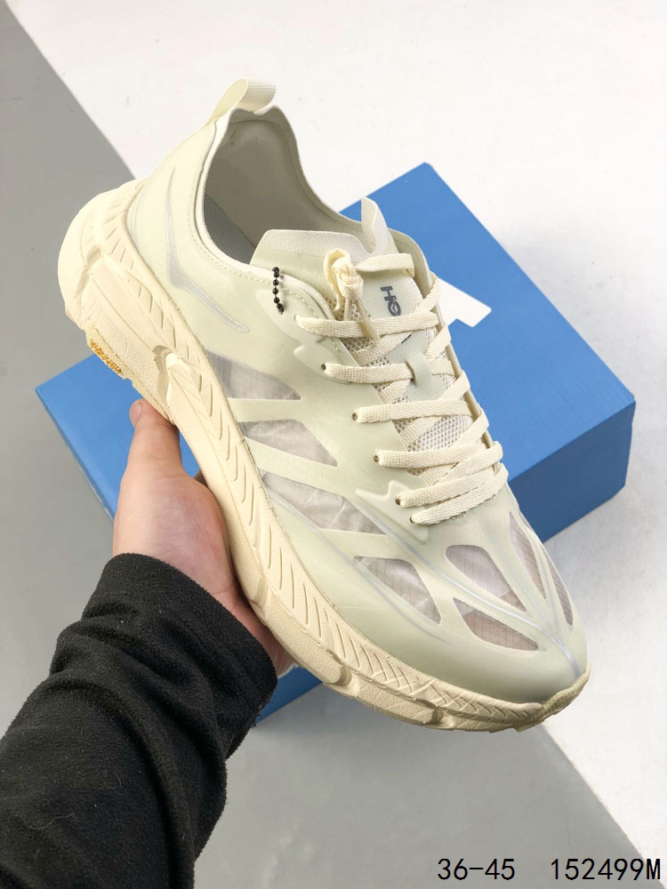 公司级✅Satisfy x HOKA RUNNING MAFATE TRAIL 全新配色 网面透气 运动鞋 此球鞋继承了HOKA的经典越野鞋型MAFATE SPEED4的设计 更在此基础上进行了创新和提升 使得它既适合户外越野跑 又充满了时尚潮流的元素 它的半透明鞋面设计 不仅让鞋身看起来更加轻便 而且提供了良好的透气性 而保护性的防撕裂尼龙面料 则确保了在复杂地形中的耐用性 货号:1157050 编码:152499M