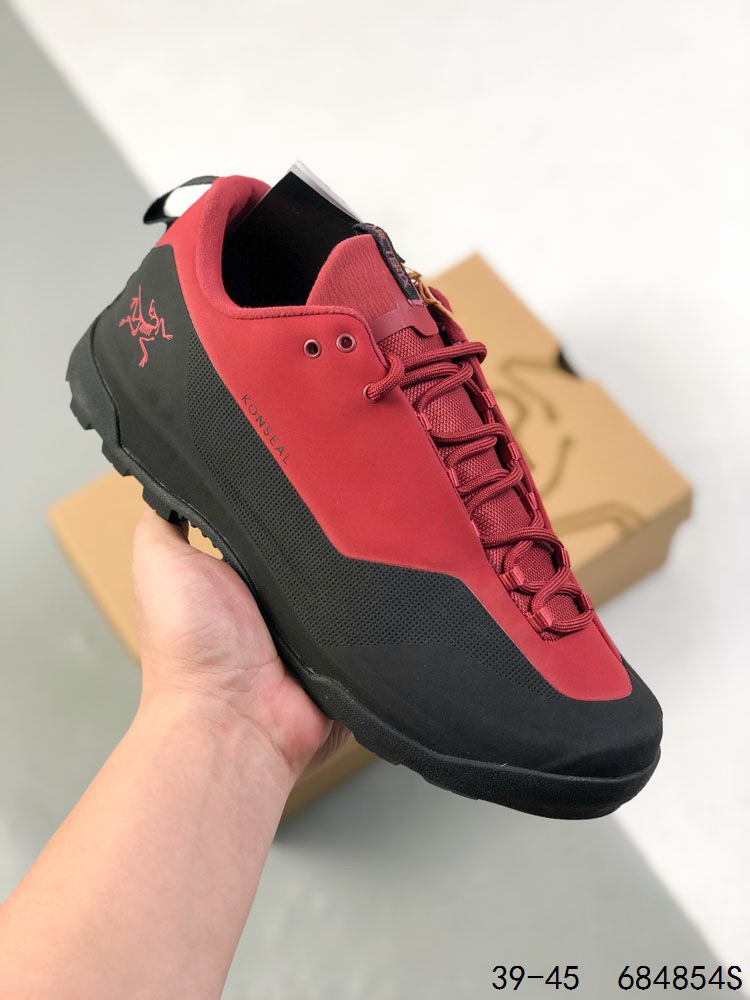 💰260
公司级✅Arcteryx始祖鸟 Konseal Men 轻量 网布防滑轻便耐磨 低帮户外运动跑步鞋
外观看似朴实 却散发着一股高贵气息 虽然是标榜越野鞋 但其实越野跑与登山乃一体两面的运动 皆在相同的山林场域之中进行 包含轻量化鞋身 MegaGrip大底 OrthoLite 3D鞋垫 EVA弹性混合中底等等 以及这次所使用的最新防水透气科技 
抓地力优良的VibramMegaGrip 鞋带收纳设计 避免鞋带勾到绊倒 全脚掌舒适稳定 EVA弹性混合中底 OrthoLite 3D鞋垫 前脚掌TPU支撑片
尺码:39-45
ID:684854S