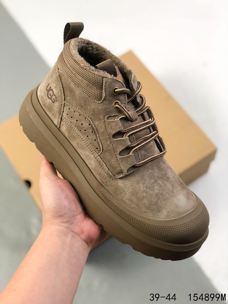 💰260
UGG 品牌的起源可以追溯到澳大利亚,一战时期,澳大利亚飞行员用两块羊皮包裹成鞋子穿在脚上御寒,这种设计后来逐渐在澳洲流行开来。品牌正式创立于 1978 年,由澳大利亚冲浪员 Brian Smith 带到美国加利福尼亚并推广。以其标志性的羊毛靴而闻名于世,已成为冬季时尚与舒适的代名词。它们不仅继承了 UGG 品牌的经典元素,更在细节上进行了创新。
ID:154899M