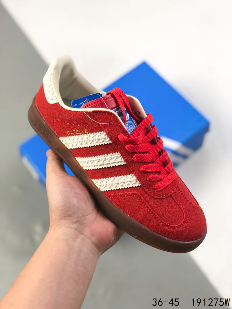 🈴️ 💰80
福利特价🉐️
真标带半码!
阿迪达斯Adidas Gazelle Indoor 三叶草休闲防滑耐磨低帮板鞋
鞋头出色设计 塑就出众贴合感
稳固的后跟贴合足部曲线设计
软弹舒适 不易磨脚
橡胶鞋底配合防滑纹路设计 平稳抓地
尺码:如图
ID:191275W