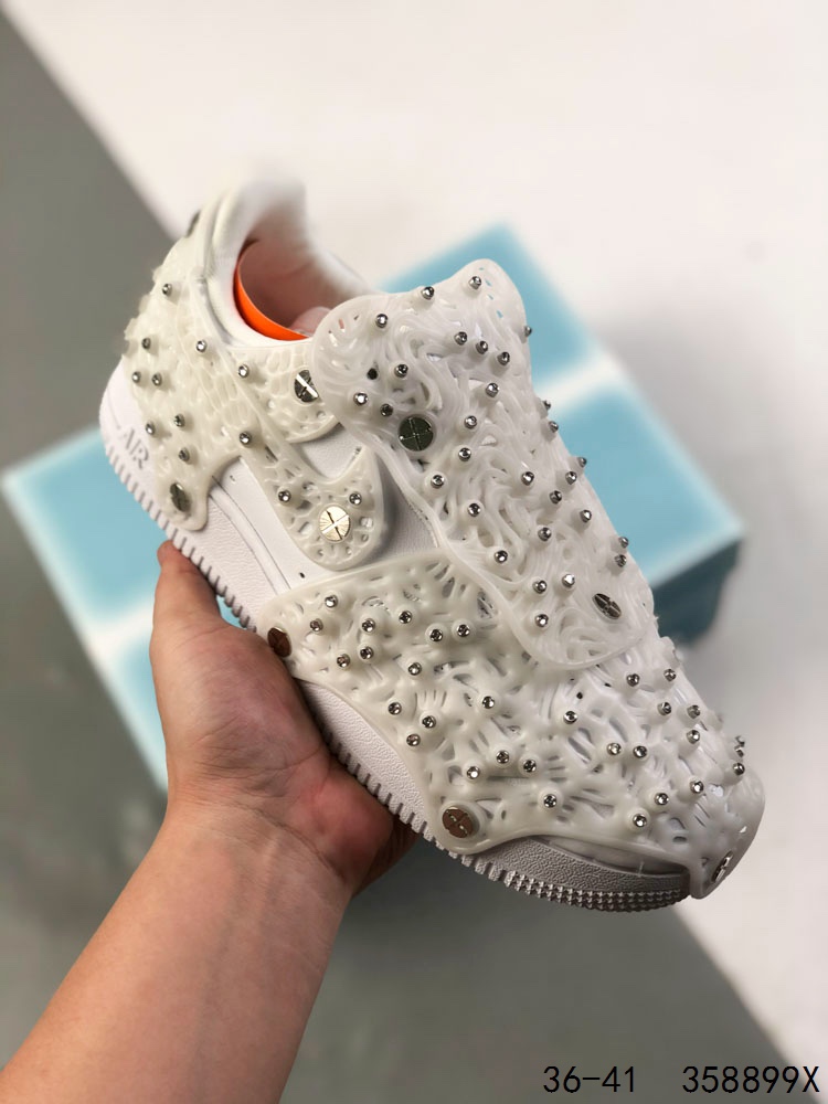 💰460
纯原✅Swarovski 施华洛世奇 x Nike Air Force1 LXX 耐克 空军一号 头层牛皮 施华洛世奇联名 时尚休闲 低帮 板鞋
此款Air Force 1点缀的Swarovski水晶反光度经过精密测量 其设计灵感源自道路上的反光牌 可在昏暗道路上提升穿着者的可见度 此外 镶嵌水晶的结构采用模块化四片式设计可以用迷你螺丝刀来打造个性化外观 即刻踏上这闪亮鞋款 随心展现自我 尽情耀动街头
货号:CV7668-100
尺码:36-41
编码：358899X