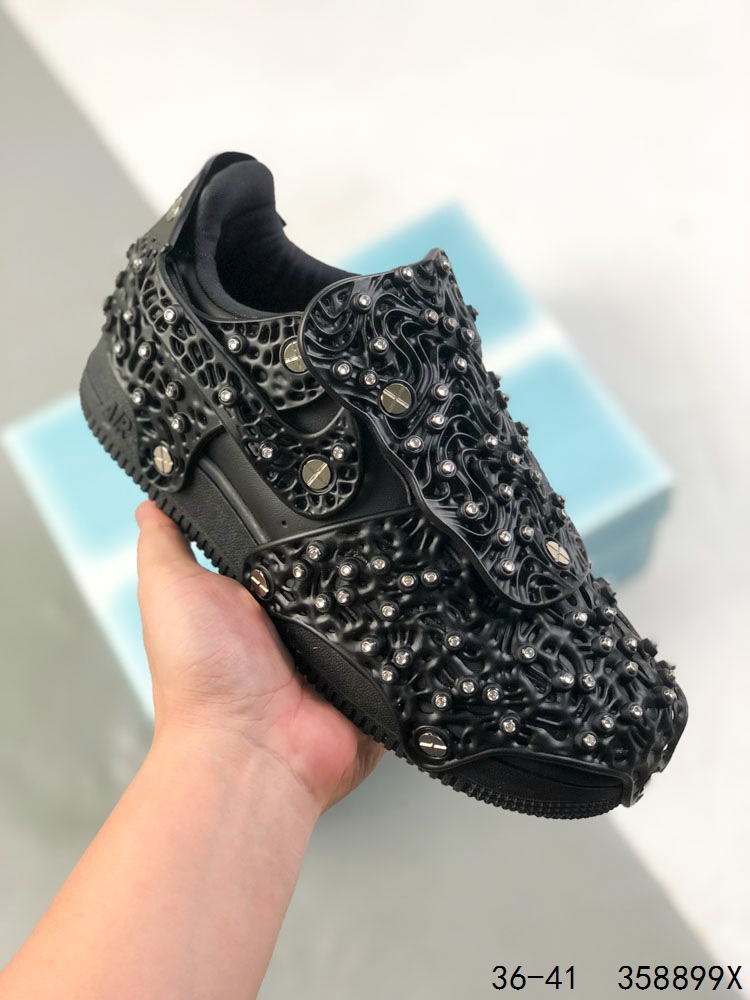 🈴️ 💰460
纯原✅Swarovski 施华洛世奇 x Nike Air Force1 LXX 耐克 空军一号 头层牛皮 施华洛世奇联名 时尚休闲 低帮 板鞋
此款Air Force 1点缀的Swarovski水晶反光度经过精密测量 其设计灵感源自道路上的反光牌 可在昏暗道路上提升穿着者的可见度 此外 镶嵌水晶的结构采用模块化四片式设计可以用迷你螺丝刀来打造个性化外观 即刻踏上这闪亮鞋款 随心展现自我 尽情耀动街头
货号:CV7668-100
尺码:36-41
编码：358899X