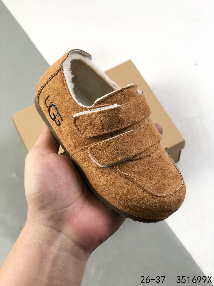 💰100
萌娃童鞋!UGG 品牌的起源可以追溯到澳大利亚,一战时期,澳大利亚飞行员用两块羊皮包裹成鞋子穿在脚上御寒,这种设计后来逐渐在澳洲流行开来。品牌正式创立于 1978 年,由澳大利亚冲浪员 Brian Smith 带到美国加利福尼亚并推广。以其标志性的羊毛靴而闻名于世,已成为冬季时尚与舒适的代名词。它们不仅继承了 UGG 品牌的经典元素,更在细节上进行了创新。
尺码:如图
ID:351699X