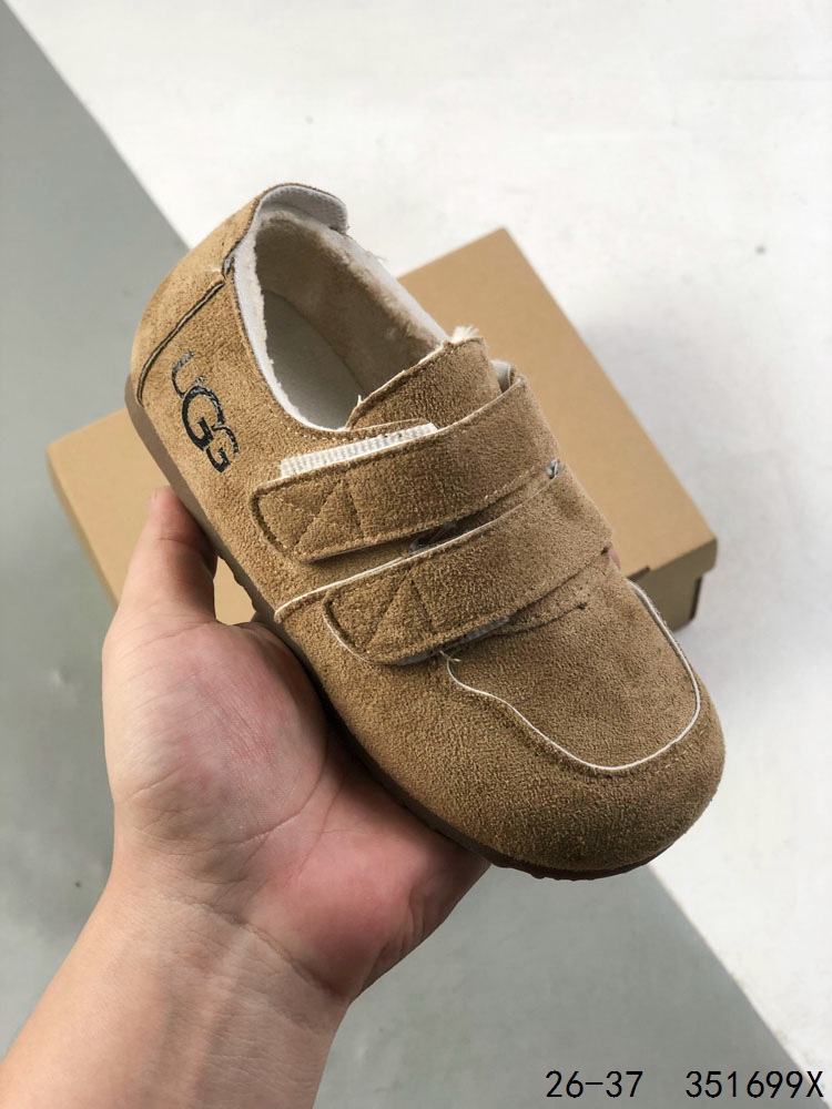 💰100
萌娃童鞋!UGG 品牌的起源可以追溯到澳大利亚,一战时期,澳大利亚飞行员用两块羊皮包裹成鞋子穿在脚上御寒,这种设计后来逐渐在澳洲流行开来。品牌正式创立于 1978 年,由澳大利亚冲浪员 Brian Smith 带到美国加利福尼亚并推广。以其标志性的羊毛靴而闻名于世,已成为冬季时尚与舒适的代名词。它们不仅继承了 UGG 品牌的经典元素,更在细节上进行了创新。
尺码:如图
ID:351699X