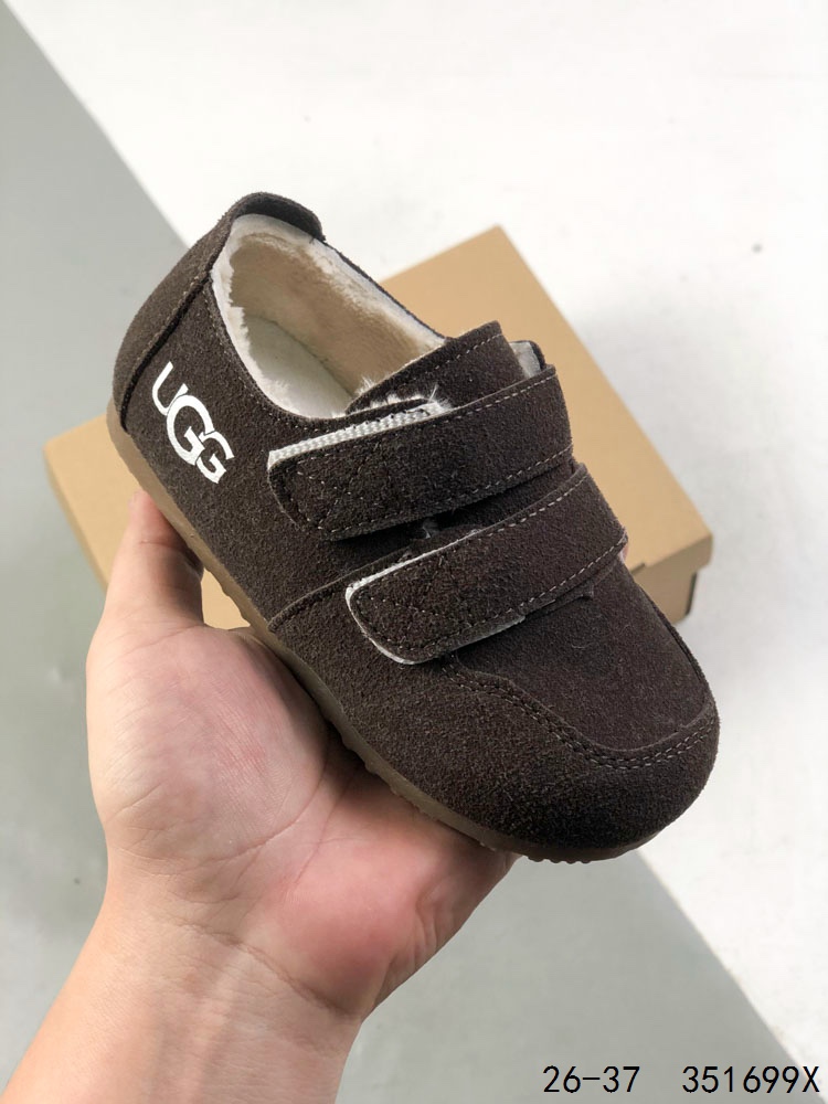 💰100
萌娃童鞋!UGG 品牌的起源可以追溯到澳大利亚,一战时期,澳大利亚飞行员用两块羊皮包裹成鞋子穿在脚上御寒,这种设计后来逐渐在澳洲流行开来。品牌正式创立于 1978 年,由澳大利亚冲浪员 Brian Smith 带到美国加利福尼亚并推广。以其标志性的羊毛靴而闻名于世,已成为冬季时尚与舒适的代名词。它们不仅继承了 UGG 品牌的经典元素,更在细节上进行了创新。
尺码:如图
ID:351699X