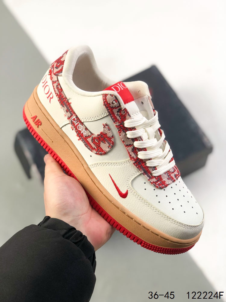 💰130
真标带半码!
耐克Nike Air Force 1 Low 空军一号 低帮百搭休闲运动板鞋 柔软、弹性十足的缓震性能和出色的中底设计,横跨复古与现代的外型结合,造就出风靡全球三十多年的Force 1 直到今天还深受青睐
尺码:如图
ID:122224F