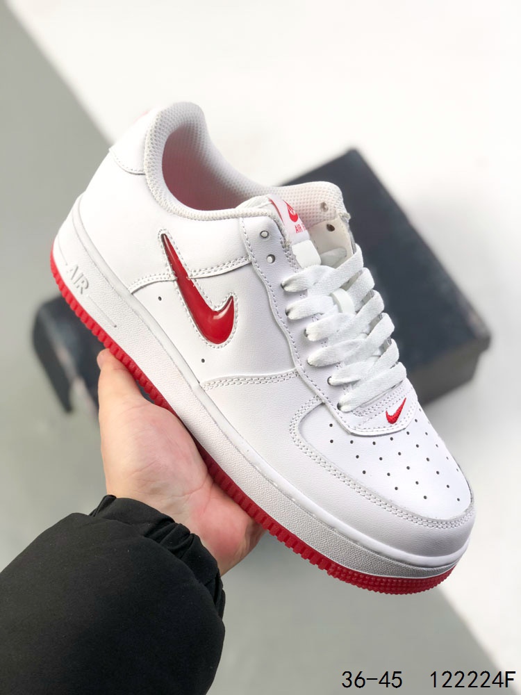 💰130
真标带半码!
耐克Nike Air Force 1 Low 空军一号 低帮百搭休闲运动板鞋 柔软、弹性十足的缓震性能和出色的中底设计,横跨复古与现代的外型结合,造就出风靡全球三十多年的Force 1 直到今天还深受青睐
尺码:如图
ID:122224F
