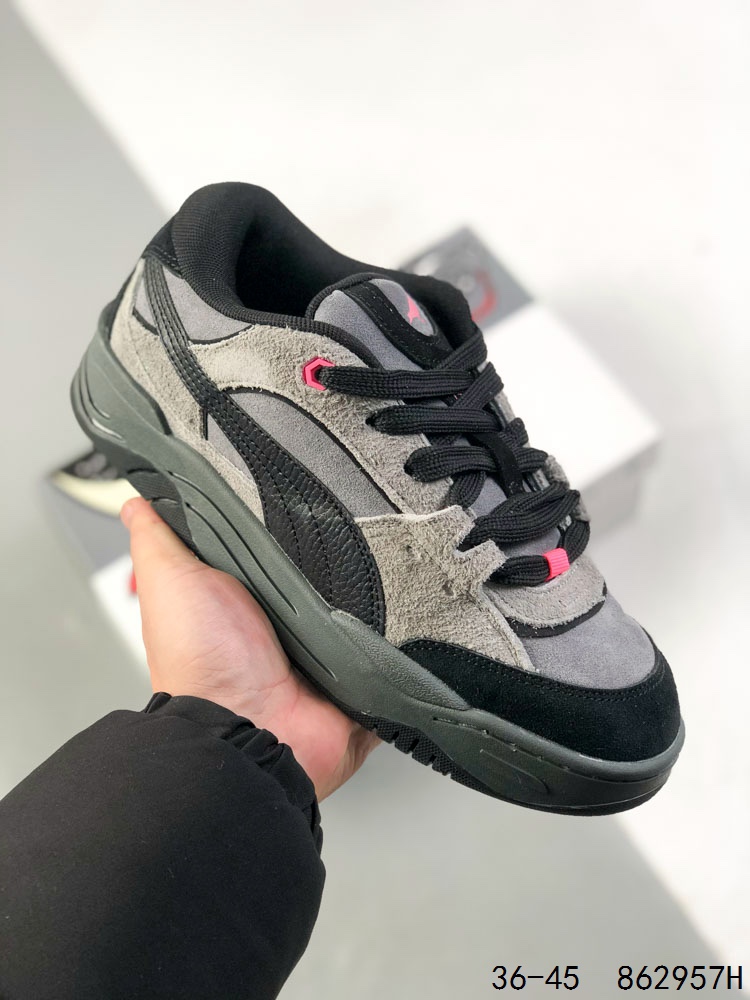 💰165
彪马 /PUMA 180 时尚增高显腿细 彪马全新面包鞋厚底百搭板鞋
面包鞋是整个2022年最具人气的鞋型之一，今年仍将是鞋圈主力。近日，PUMA彪马推出了一款全新造型的面包鞋，命名为PUMA-180
全新的PUMA 180面包鞋以自家90年代的Archive鞋款为灵感进行设计，融合了滑板文化的精髓，低饱和度配色十分百搭，鞋面的3M反光细节、鞋带孔等细节设计也别具一格。采用厚实的填充及圆润的造型，上脚十分可爱，妥妥的增高显瘦神鞋。
尺码：如图
ID：862957H