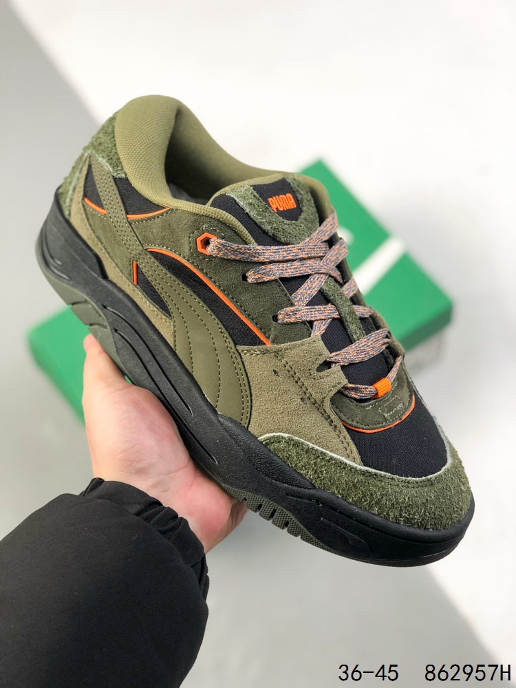 💰165
彪马 /PUMA 180 时尚增高显腿细 彪马全新面包鞋厚底百搭板鞋
面包鞋是整个2022年最具人气的鞋型之一，今年仍将是鞋圈主力。近日，PUMA彪马推出了一款全新造型的面包鞋，命名为PUMA-180
全新的PUMA 180面包鞋以自家90年代的Archive鞋款为灵感进行设计，融合了滑板文化的精髓，低饱和度配色十分百搭，鞋面的3M反光细节、鞋带孔等细节设计也别具一格。采用厚实的填充及圆润的造型，上脚十分可爱，妥妥的增高显瘦神鞋。
尺码：如图
ID：862957H