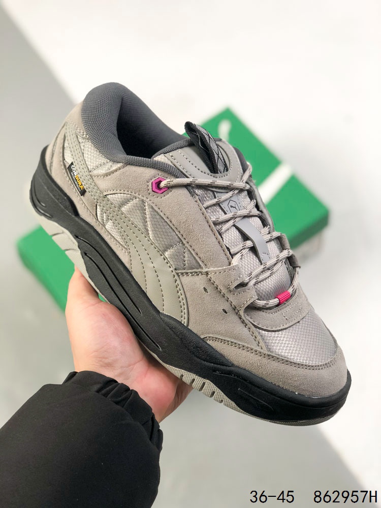 💰165
彪马 /PUMA 180 时尚增高显腿细 彪马全新面包鞋厚底百搭板鞋
面包鞋是整个2022年最具人气的鞋型之一，今年仍将是鞋圈主力。近日，PUMA彪马推出了一款全新造型的面包鞋，命名为PUMA-180
全新的PUMA 180面包鞋以自家90年代的Archive鞋款为灵感进行设计，融合了滑板文化的精髓，低饱和度配色十分百搭，鞋面的3M反光细节、鞋带孔等细节设计也别具一格。采用厚实的填充及圆润的造型，上脚十分可爱，妥妥的增高显瘦神鞋。
尺码：如图
ID：862957H