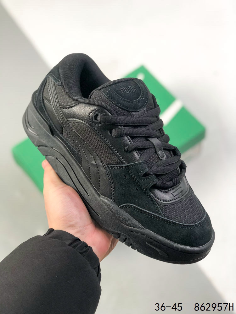 💰165
彪马 /PUMA 180 时尚增高显腿细 彪马全新面包鞋厚底百搭板鞋
面包鞋是整个2022年最具人气的鞋型之一，今年仍将是鞋圈主力。近日，PUMA彪马推出了一款全新造型的面包鞋，命名为PUMA-180
全新的PUMA 180面包鞋以自家90年代的Archive鞋款为灵感进行设计，融合了滑板文化的精髓，低饱和度配色十分百搭，鞋面的3M反光细节、鞋带孔等细节设计也别具一格。采用厚实的填充及圆润的造型，上脚十分可爱，妥妥的增高显瘦神鞋。
尺码：如图
ID：862957H