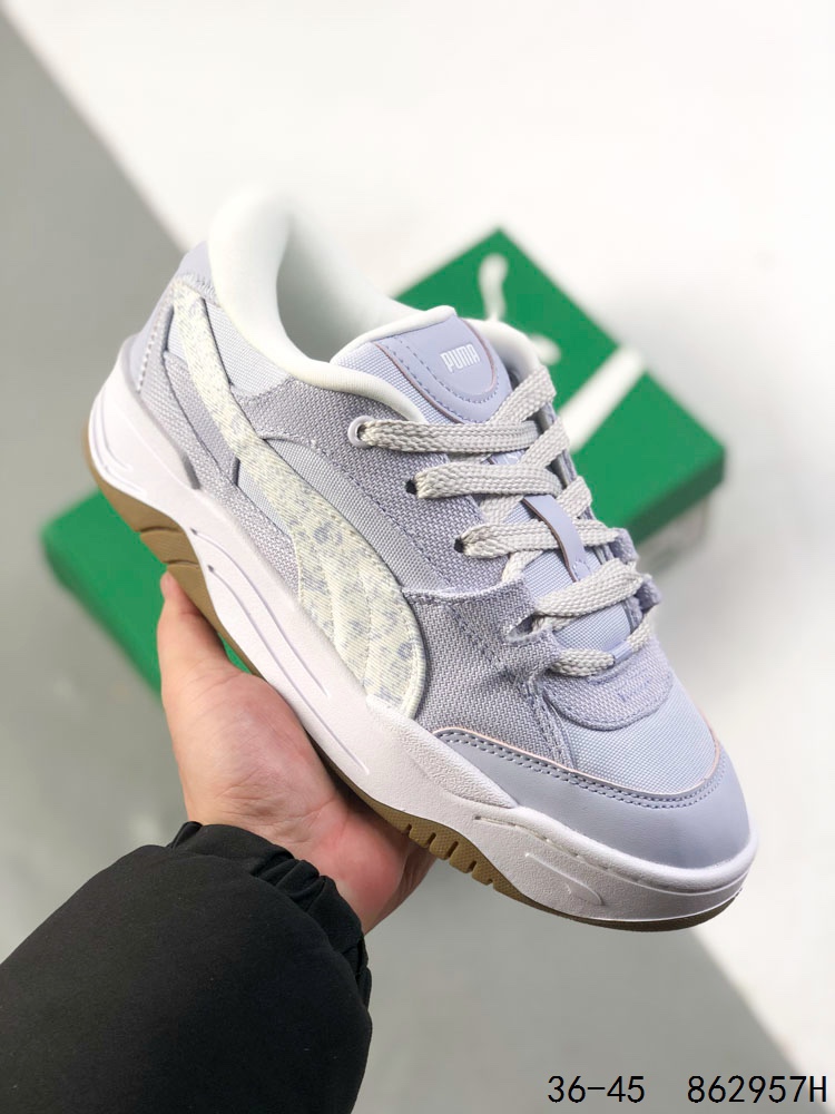 💰165
彪马 /PUMA 180 时尚增高显腿细 彪马全新面包鞋厚底百搭板鞋
面包鞋是整个2022年最具人气的鞋型之一，今年仍将是鞋圈主力。近日，PUMA彪马推出了一款全新造型的面包鞋，命名为PUMA-180
全新的PUMA 180面包鞋以自家90年代的Archive鞋款为灵感进行设计，融合了滑板文化的精髓，低饱和度配色十分百搭，鞋面的3M反光细节、鞋带孔等细节设计也别具一格。采用厚实的填充及圆润的造型，上脚十分可爱，妥妥的增高显瘦神鞋。
尺码：如图
ID：862957H