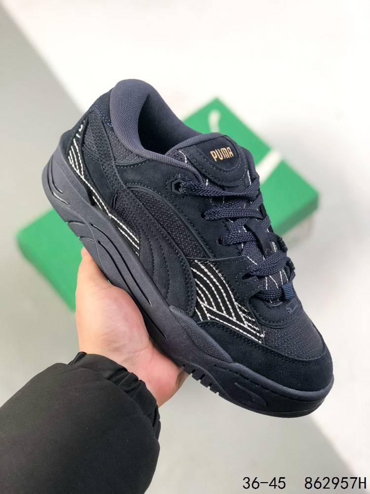 💰165
彪马 /PUMA 180 时尚增高显腿细 彪马全新面包鞋厚底百搭板鞋
面包鞋是整个2022年最具人气的鞋型之一，今年仍将是鞋圈主力。近日，PUMA彪马推出了一款全新造型的面包鞋，命名为PUMA-180
全新的PUMA 180面包鞋以自家90年代的Archive鞋款为灵感进行设计，融合了滑板文化的精髓，低饱和度配色十分百搭，鞋面的3M反光细节、鞋带孔等细节设计也别具一格。采用厚实的填充及圆润的造型，上脚十分可爱，妥妥的增高显瘦神鞋。
尺码：如图
ID：862957H