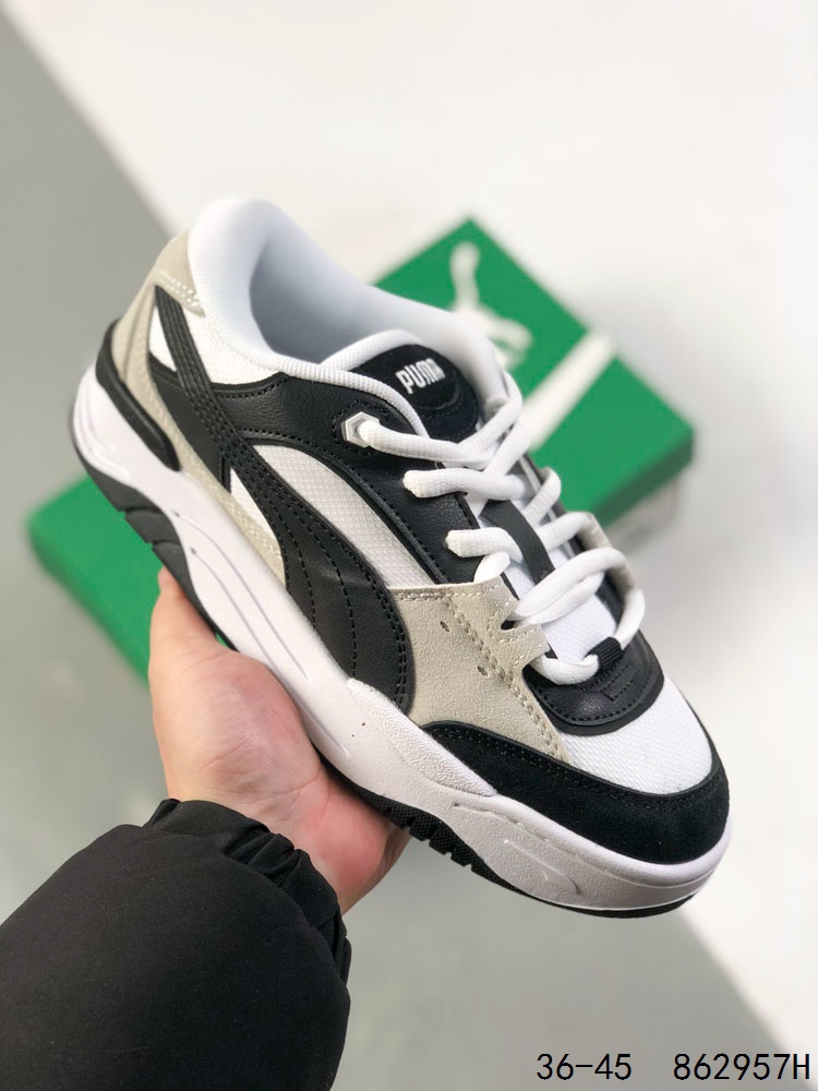 🈴️3⃣️💰165
彪马 /PUMA 180 时尚增高显腿细 彪马全新面包鞋厚底百搭板鞋
面包鞋是整个2022年最具人气的鞋型之一，今年仍将是鞋圈主力。近日，PUMA彪马推出了一款全新造型的面包鞋，命名为PUMA-180
全新的PUMA 180面包鞋以自家90年代的Archive鞋款为灵感进行设计，融合了滑板文化的精髓，低饱和度配色十分百搭，鞋面的3M反光细节、鞋带孔等细节设计也别具一格。采用厚实的填充及圆润的造型，上脚十分可爱，妥妥的增高显瘦神鞋。
尺码：如图
ID：862957H