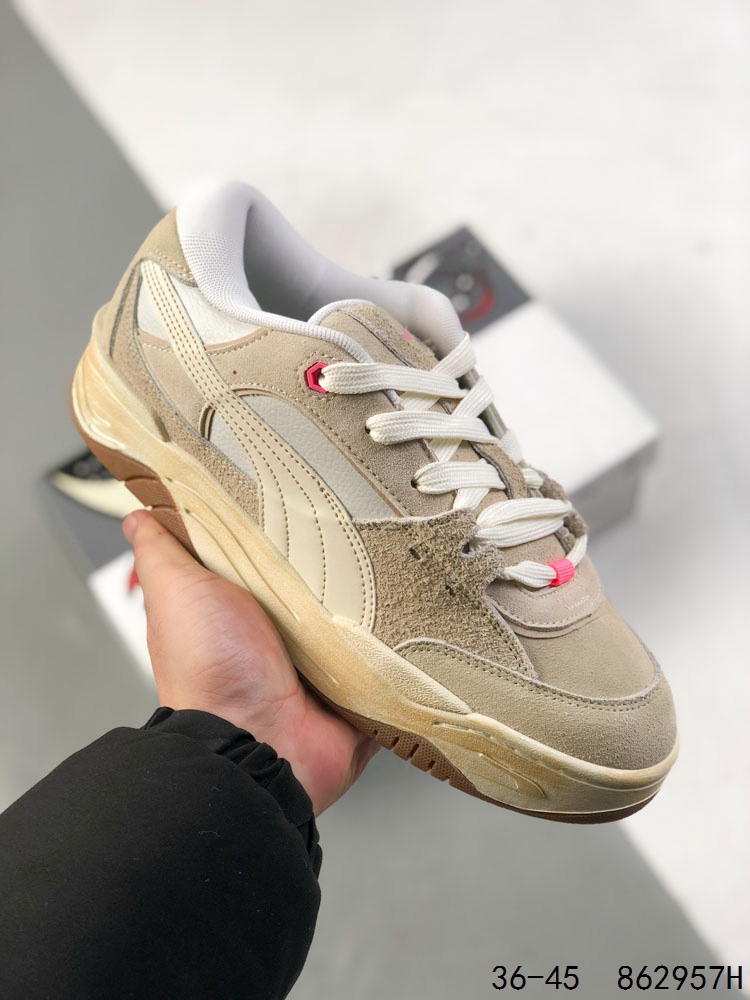 🈴️1⃣️ 💰165
彪马 /PUMA 180 时尚增高显腿细 彪马全新面包鞋厚底百搭板鞋
面包鞋是整个2022年最具人气的鞋型之一，今年仍将是鞋圈主力。近日，PUMA彪马推出了一款全新造型的面包鞋，命名为PUMA-180
全新的PUMA 180面包鞋以自家90年代的Archive鞋款为灵感进行设计，融合了滑板文化的精髓，低饱和度配色十分百搭，鞋面的3M反光细节、鞋带孔等细节设计也别具一格。采用厚实的填充及圆润的造型，上脚十分可爱，妥妥的增高显瘦神鞋。
尺码：如图
ID：862957H