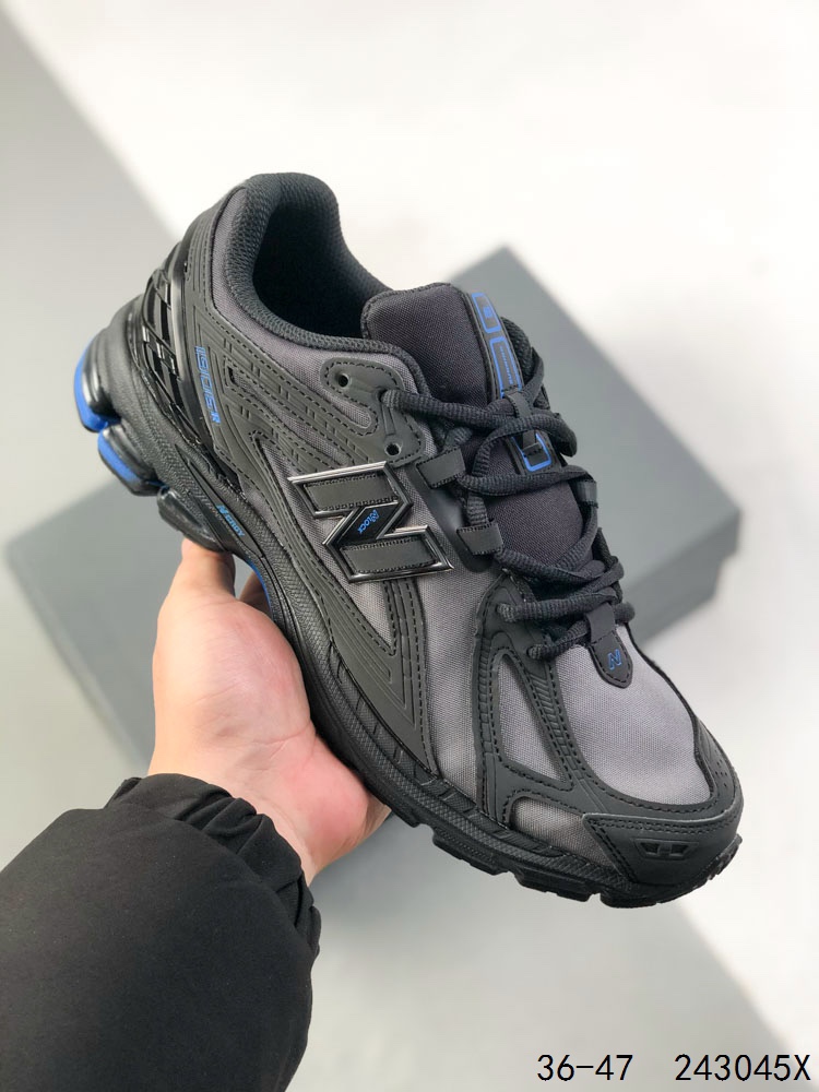 💰170
公司级带半码!
新百伦New Balance 1906 复古跑鞋 小红书爆款 NB1906这双鞋确实是NB家经典复古款式之一,以全新科技诠释,成功打造1906鞋款,鞋面在保持1906基本线条和片层结构的同时,采用更为简洁、流畅的设计语言
ID:243045X