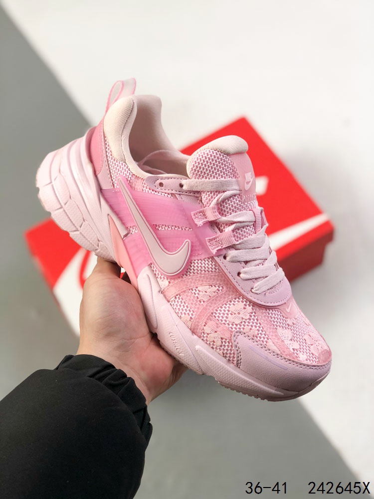 🈴️ 💰150
真标带半码!
耐克 NIKE V2K RUN跑步鞋 复古风潮 网面透气运动鞋
紧致的鞋面材质提供良好的包裹性
鞋侧 Swoosh以及鞋头部分搭配增添不少亮点的镀铬细节
鞋垫上印有Bill Bowerman头像 将细节拉满
中底饰有独特的做旧效果 最后搭载黑色外底
凸显整双鞋的复古气质
ID:242645X