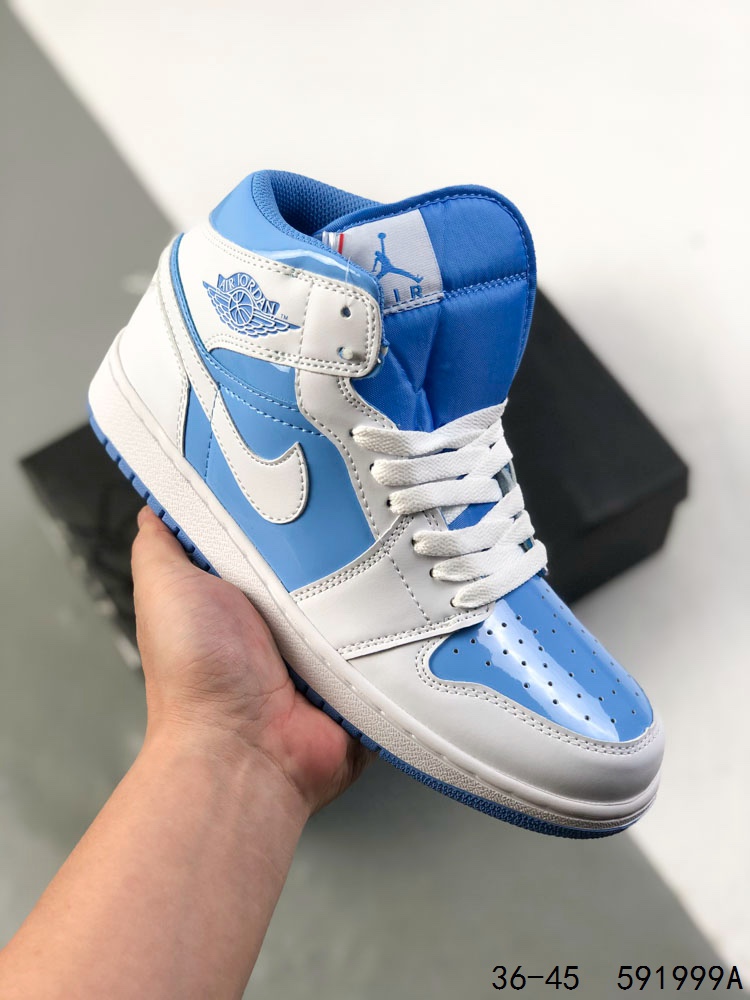 💰115
乔丹Air Jordan 1 Low AJ1 WH 乔1 高帮复古文化休闲运动篮球鞋。凭借出色的性能和吸睛的外观, Air Jordan直是风球场和街头的时尚标杆。Air Jordan 1 从1985年面世的元年款汲取设计灵感,采用简洁大方的经典外观,熟悉中带一抹新颖。
ID:591999A