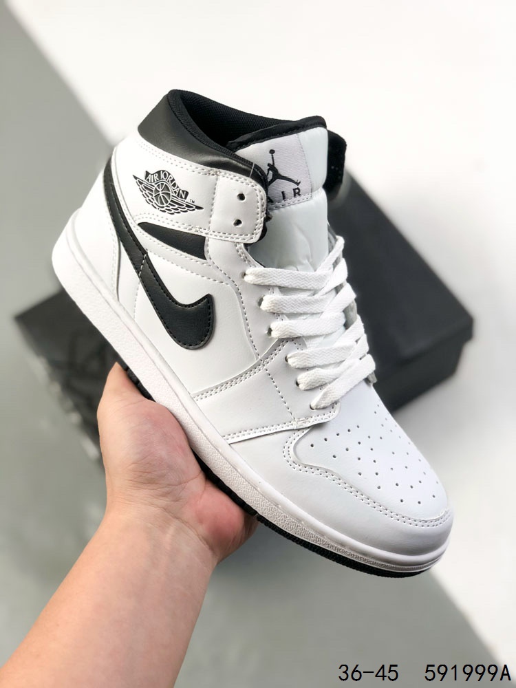 🈴️2⃣️ 💰115
乔丹Air Jordan 1 Low AJ1 WH 乔1 高帮复古文化休闲运动篮球鞋。凭借出色的性能和吸睛的外观, Air Jordan直是风球场和街头的时尚标杆。Air Jordan 1 从1985年面世的元年款汲取设计灵感,采用简洁大方的经典外观,熟悉中带一抹新颖。
ID:591999A