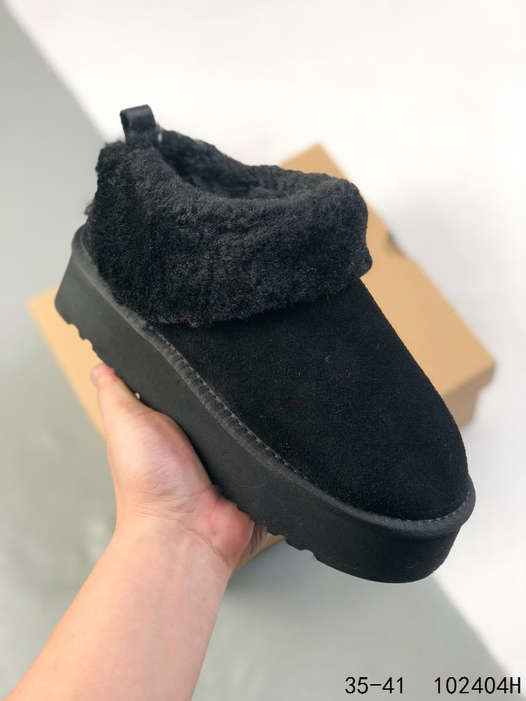 🈴️ 💰140
UGG 品牌的起源可以追溯到澳大利亚,一战时期,澳大利亚飞行员用两块羊皮包裹成鞋子穿在脚上御寒,这种设计后来逐渐在澳洲流行开来。品牌正式创立于 1978 年,由澳大利亚冲浪员 Brian Smith 带到美国加利福尼亚并推广。以其标志性的羊毛靴而闻名于世,已成为冬季时尚与舒适的代名词。它们不仅继承了 UGG 品牌的经典元素,更在细节上进行了创新。
ID:102404H