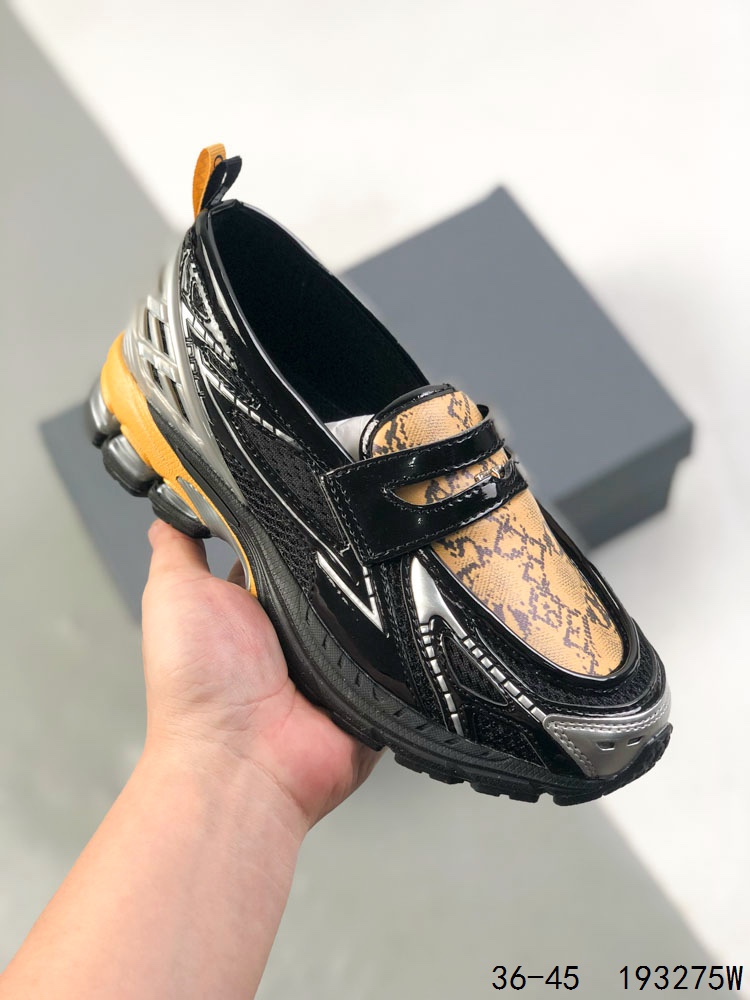 💰180
公司级带半码！
新百伦 New Balance 1906L 一脚蹬缓震乐福鞋款 厚底增高百搭运动休闲鞋。New Balance 话题十足的乐福鞋款 1906L（1906 Loafer）正式迎来全新配色款式，全鞋设计上换上全新色调配置，搭配典型的网眼鞋面和雾面皮革覆盖层，增加透气性与运动感，鞋舌下方加入一个 N 字标志，最后搭载 1906 规格缓震气垫鞋底，兼具舒适脚感与便利的穿脱特性。#HB球鞋#
货号：U1906LSD
尺码：如图
ID：193275W