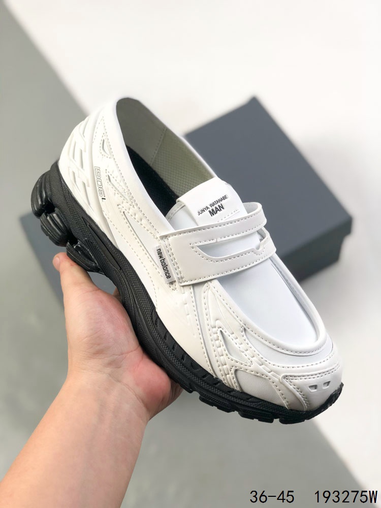 💰180
公司级带半码！
新百伦 New Balance 1906L 一脚蹬缓震乐福鞋款 厚底增高百搭运动休闲鞋。New Balance 话题十足的乐福鞋款 1906L（1906 Loafer）正式迎来全新配色款式，全鞋设计上换上全新色调配置，搭配典型的网眼鞋面和雾面皮革覆盖层，增加透气性与运动感，鞋舌下方加入一个 N 字标志，最后搭载 1906 规格缓震气垫鞋底，兼具舒适脚感与便利的穿脱特性。#HB球鞋#
货号：U1906LSD
尺码：如图
ID：193275W