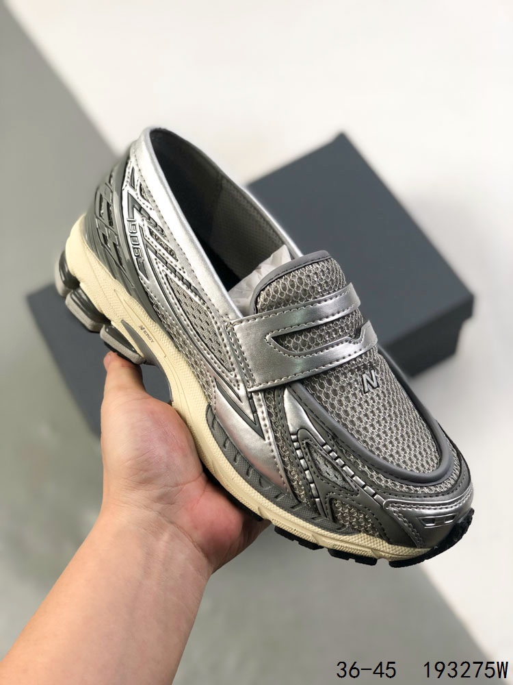 💰180
公司级带半码！
新百伦 New Balance 1906L 一脚蹬缓震乐福鞋款 厚底增高百搭运动休闲鞋。New Balance 话题十足的乐福鞋款 1906L（1906 Loafer）正式迎来全新配色款式，全鞋设计上换上全新色调配置，搭配典型的网眼鞋面和雾面皮革覆盖层，增加透气性与运动感，鞋舌下方加入一个 N 字标志，最后搭载 1906 规格缓震气垫鞋底，兼具舒适脚感与便利的穿脱特性。#HB球鞋#
货号：U1906LSD
尺码：如图
ID：193275W