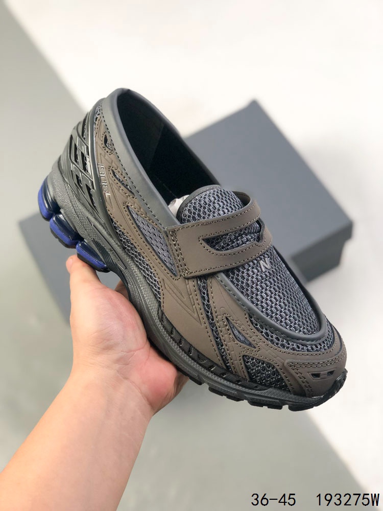 💰180
公司级带半码！
新百伦 New Balance 1906L 一脚蹬缓震乐福鞋款 厚底增高百搭运动休闲鞋。New Balance 话题十足的乐福鞋款 1906L（1906 Loafer）正式迎来全新配色款式，全鞋设计上换上全新色调配置，搭配典型的网眼鞋面和雾面皮革覆盖层，增加透气性与运动感，鞋舌下方加入一个 N 字标志，最后搭载 1906 规格缓震气垫鞋底，兼具舒适脚感与便利的穿脱特性。#HB球鞋#
货号：U1906LSD
尺码：如图
ID：193275W