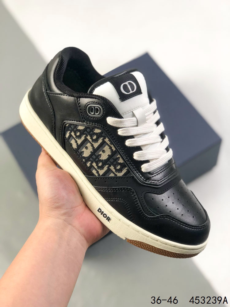 💰180
公司级！Dior迪奥新款B27运动板鞋 迪奥出了一精款致中带着一不点羁，不羁中带着一些浪流诗人的觉感的“小AJ”，这款B27运动鞋，延续了Di专属经的典Oblique印花，采用光滑牛革皮制作，独特嵌的入设计与缝线艺术，打造出独运心匠的立体风格，而也且在AJ的感觉上华升了迪奥自己风的格，迪经奥典logo印花，大面积纯的色，显得洁简帅气，整低体调，细节张的扬感觉。
ID：453239A
