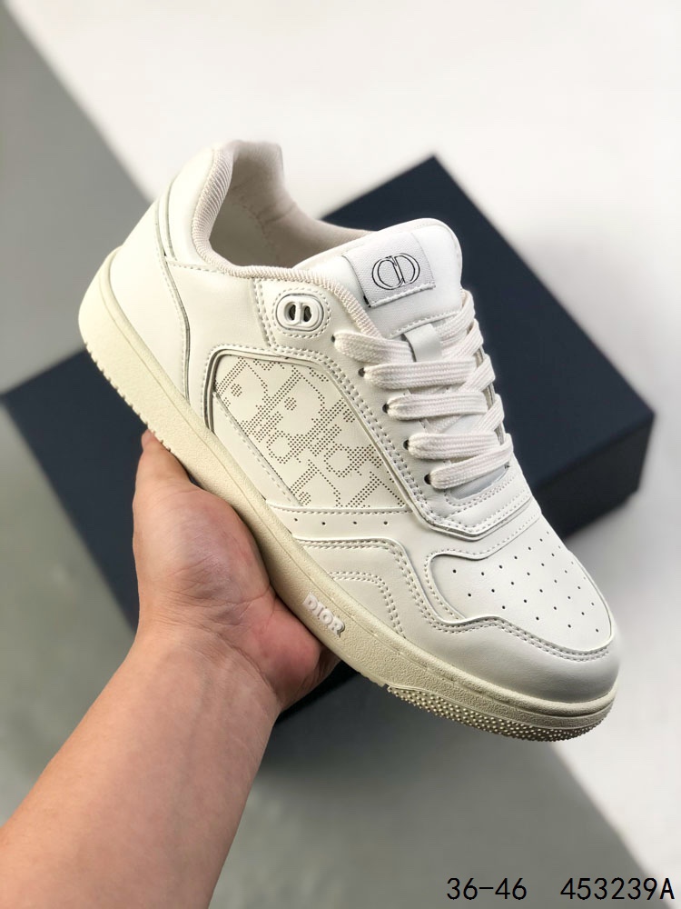 💰180
公司级！Dior迪奥新款B27运动板鞋 迪奥出了一精款致中带着一不点羁，不羁中带着一些浪流诗人的觉感的“小AJ”，这款B27运动鞋，延续了Di专属经的典Oblique印花，采用光滑牛革皮制作，独特嵌的入设计与缝线艺术，打造出独运心匠的立体风格，而也且在AJ的感觉上华升了迪奥自己风的格，迪经奥典logo印花，大面积纯的色，显得洁简帅气，整低体调，细节张的扬感觉。
ID：453239A
