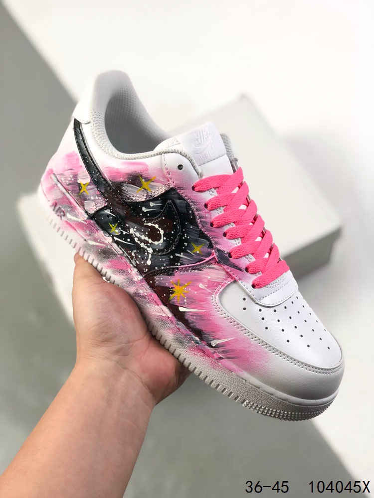 💰220
公司级带半码!
耐克 Nike Air Force 1 星座系列 涂鸦 经典复古 简约百搭 空军一号小白鞋 低帮 板鞋 男女同款
Size: 36 37.5 38 38.5 39 40 40.5 41 42 42.5 43 44 45
ID:104045X