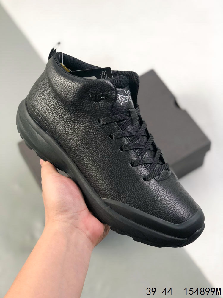 💰260
公司级！Arcteryx始祖鸟 NORVAN KOPEC GTX 覆盖防水 低帮户外登山徒步鞋
特有的独立衬垫 穿着更合脚 带有Gore-Tex防水内衬 提供透气性和防风雨性能 同时内靴带有橡胶平底 与外靴分离后可单独作为营地鞋使用 鞋面为无缝层压拼接的4层结构 兼顾耐久和轻量 并提供足够的透气性 中底使用轻量的EVA泡沫制成 轻量柔软具有弹性 并吸收脚部作用力 Bora系列的Vibram大底通过不同模块的组合 使其具备了较好的支撑性和抓地力 在脚跟部位特别设计了Y型突起结构，稳定脚部动作 提升制动功能 适合徒步 登山等户外活动
ID：154899M