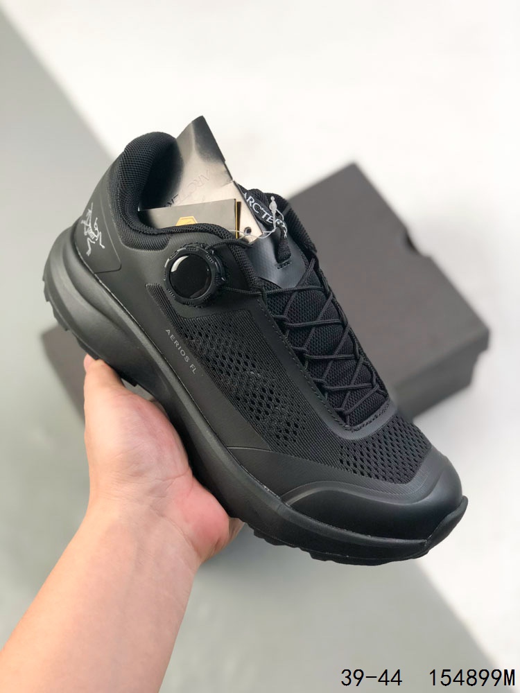 🈴️ 💰260
公司级！Arcteryx始祖鸟 NORVAN KOPEC GTX 覆盖防水 低帮户外登山徒步鞋
特有的独立衬垫 穿着更合脚 带有Gore-Tex防水内衬 提供透气性和防风雨性能 同时内靴带有橡胶平底 与外靴分离后可单独作为营地鞋使用 鞋面为无缝层压拼接的4层结构 兼顾耐久和轻量 并提供足够的透气性 中底使用轻量的EVA泡沫制成 轻量柔软具有弹性 并吸收脚部作用力 Bora系列的Vibram大底通过不同模块的组合 使其具备了较好的支撑性和抓地力 在脚跟部位特别设计了Y型突起结构，稳定脚部动作 提升制动功能 适合徒步 登山等户外活动
ID：154899M