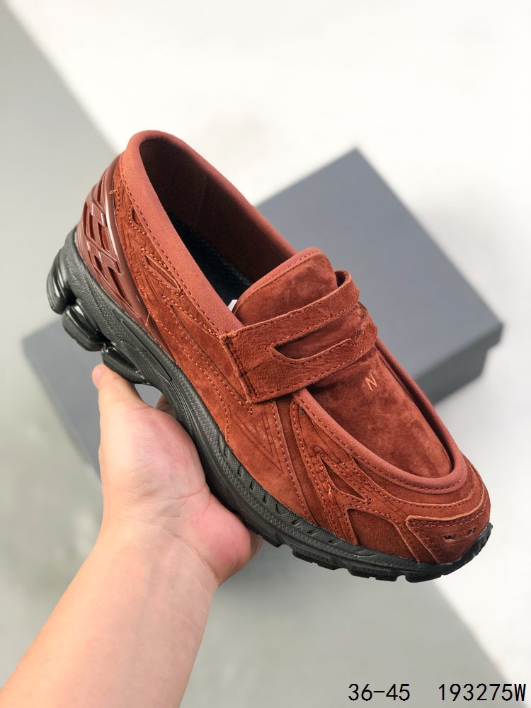 💰180
公司级带半码！
新百伦 New Balance 1906L 一脚蹬缓震乐福鞋款 厚底增高百搭运动休闲鞋。New Balance 话题十足的乐福鞋款 1906L（1906 Loafer）正式迎来全新配色款式，全鞋设计上换上全新色调配置，搭配典型的网眼鞋面和雾面皮革覆盖层，增加透气性与运动感，鞋舌下方加入一个 N 字标志，最后搭载 1906 规格缓震气垫鞋底，兼具舒适脚感与便利的穿脱特性。#HB球鞋#
货号：U1906LSD
尺码：如图
ID：193275W