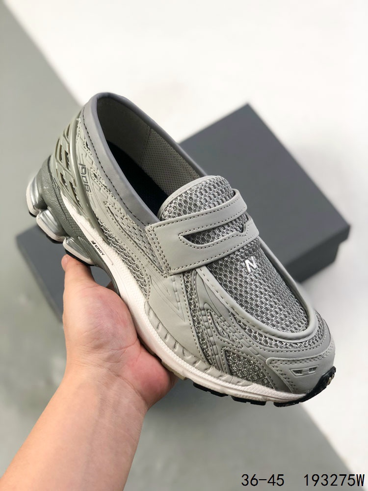 💰180
公司级带半码！
新百伦 New Balance 1906L 一脚蹬缓震乐福鞋款 厚底增高百搭运动休闲鞋。New Balance 话题十足的乐福鞋款 1906L（1906 Loafer）正式迎来全新配色款式，全鞋设计上换上全新色调配置，搭配典型的网眼鞋面和雾面皮革覆盖层，增加透气性与运动感，鞋舌下方加入一个 N 字标志，最后搭载 1906 规格缓震气垫鞋底，兼具舒适脚感与便利的穿脱特性。#HB球鞋#
货号：U1906LSD
尺码：如图
ID：193275W