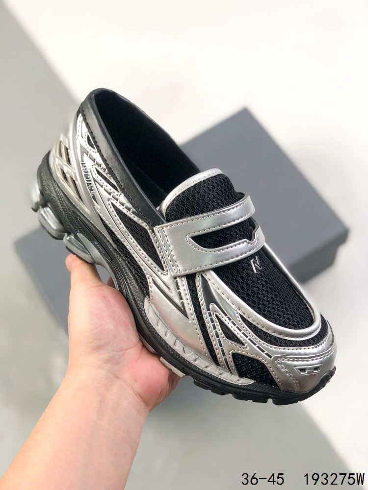 💰180
公司级带半码！
新百伦 New Balance 1906L 一脚蹬缓震乐福鞋款 厚底增高百搭运动休闲鞋。New Balance 话题十足的乐福鞋款 1906L（1906 Loafer）正式迎来全新配色款式，全鞋设计上换上全新色调配置，搭配典型的网眼鞋面和雾面皮革覆盖层，增加透气性与运动感，鞋舌下方加入一个 N 字标志，最后搭载 1906 规格缓震气垫鞋底，兼具舒适脚感与便利的穿脱特性。#HB球鞋#
货号：U1906LSD
尺码：如图
ID：193275W