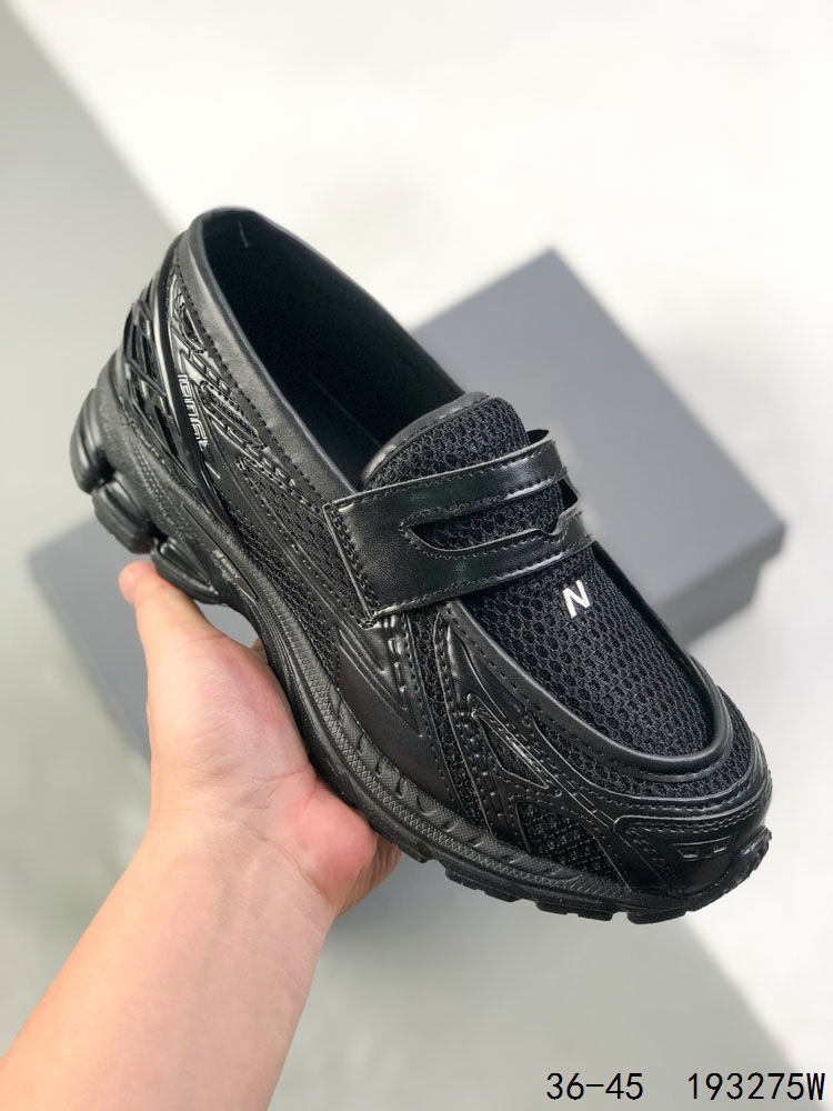 💰180
公司级带半码！
新百伦 New Balance 1906L 一脚蹬缓震乐福鞋款 厚底增高百搭运动休闲鞋。New Balance 话题十足的乐福鞋款 1906L（1906 Loafer）正式迎来全新配色款式，全鞋设计上换上全新色调配置，搭配典型的网眼鞋面和雾面皮革覆盖层，增加透气性与运动感，鞋舌下方加入一个 N 字标志，最后搭载 1906 规格缓震气垫鞋底，兼具舒适脚感与便利的穿脱特性。#HB球鞋#
货号：U1906LSD
尺码：如图
ID：193275W