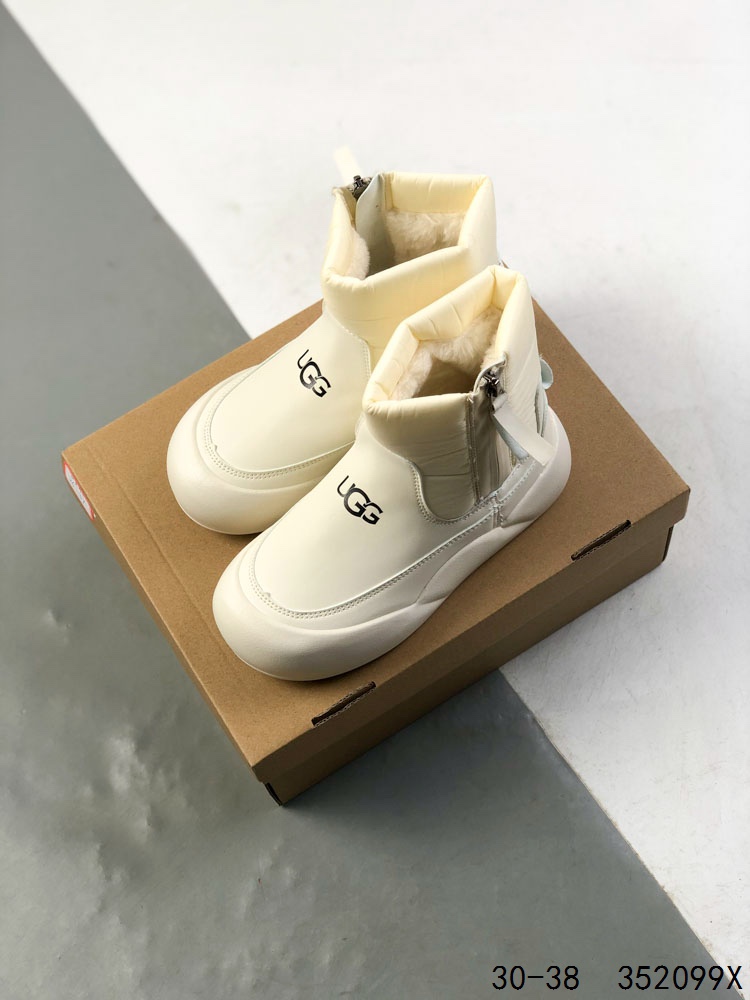 💰110
萌娃童鞋!UGG 品牌的起源可以追溯到澳大利亚,一战时期,澳大利亚飞行员用两块羊皮包裹成鞋子穿在脚上御寒,这种设计后来逐渐在澳洲流行开来。品牌正式创立于 1978 年,由澳大利亚冲浪员 Brian Smith 带到美国加利福尼亚并推广。以其标志性的羊毛靴而闻名于世,已成为冬季时尚与舒适的代名词。它们不仅继承了 UGG 品牌的经典元素,更在细节上进行了创新。
尺码:如图
ID:352099X