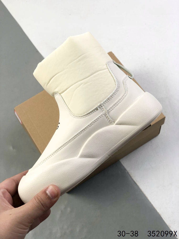 💰110
萌娃童鞋!UGG 品牌的起源可以追溯到澳大利亚,一战时期,澳大利亚飞行员用两块羊皮包裹成鞋子穿在脚上御寒,这种设计后来逐渐在澳洲流行开来。品牌正式创立于 1978 年,由澳大利亚冲浪员 Brian Smith 带到美国加利福尼亚并推广。以其标志性的羊毛靴而闻名于世,已成为冬季时尚与舒适的代名词。它们不仅继承了 UGG 品牌的经典元素,更在细节上进行了创新。
尺码:如图
ID:352099X