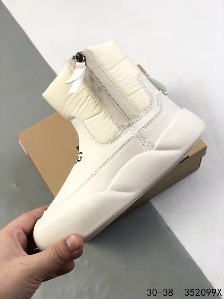 💰110
萌娃童鞋!UGG 品牌的起源可以追溯到澳大利亚,一战时期,澳大利亚飞行员用两块羊皮包裹成鞋子穿在脚上御寒,这种设计后来逐渐在澳洲流行开来。品牌正式创立于 1978 年,由澳大利亚冲浪员 Brian Smith 带到美国加利福尼亚并推广。以其标志性的羊毛靴而闻名于世,已成为冬季时尚与舒适的代名词。它们不仅继承了 UGG 品牌的经典元素,更在细节上进行了创新。
尺码:如图
ID:352099X