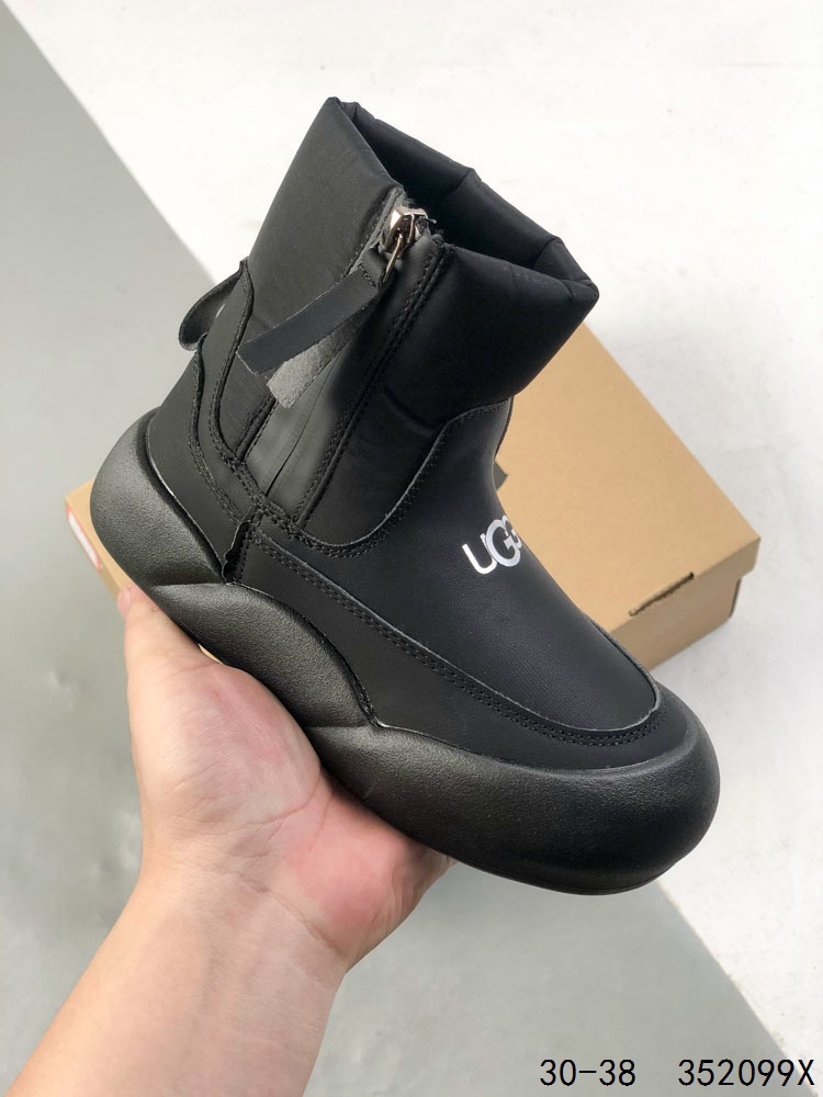 💰120
萌娃童鞋!UGG 品牌的起源可以追溯到澳大利亚,一战时期,澳大利亚飞行员用两块羊皮包裹成鞋子穿在脚上御寒,这种设计后来逐渐在澳洲流行开来。品牌正式创立于 1978 年,由澳大利亚冲浪员 Brian Smith 带到美国加利福尼亚并推广。以其标志性的羊毛靴而闻名于世,已成为冬季时尚与舒适的代名词。它们不仅继承了 UGG 品牌的经典元素,更在细节上进行了创新。
尺码:如图
ID:352099X