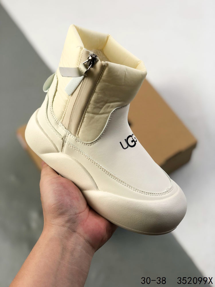 🈴️ 💰120
萌娃童鞋!UGG 品牌的起源可以追溯到澳大利亚,一战时期,澳大利亚飞行员用两块羊皮包裹成鞋子穿在脚上御寒,这种设计后来逐渐在澳洲流行开来。品牌正式创立于 1978 年,由澳大利亚冲浪员 Brian Smith 带到美国加利福尼亚并推广。以其标志性的羊毛靴而闻名于世,已成为冬季时尚与舒适的代名词。它们不仅继承了 UGG 品牌的经典元素,更在细节上进行了创新。
尺码:如图
ID:352099X