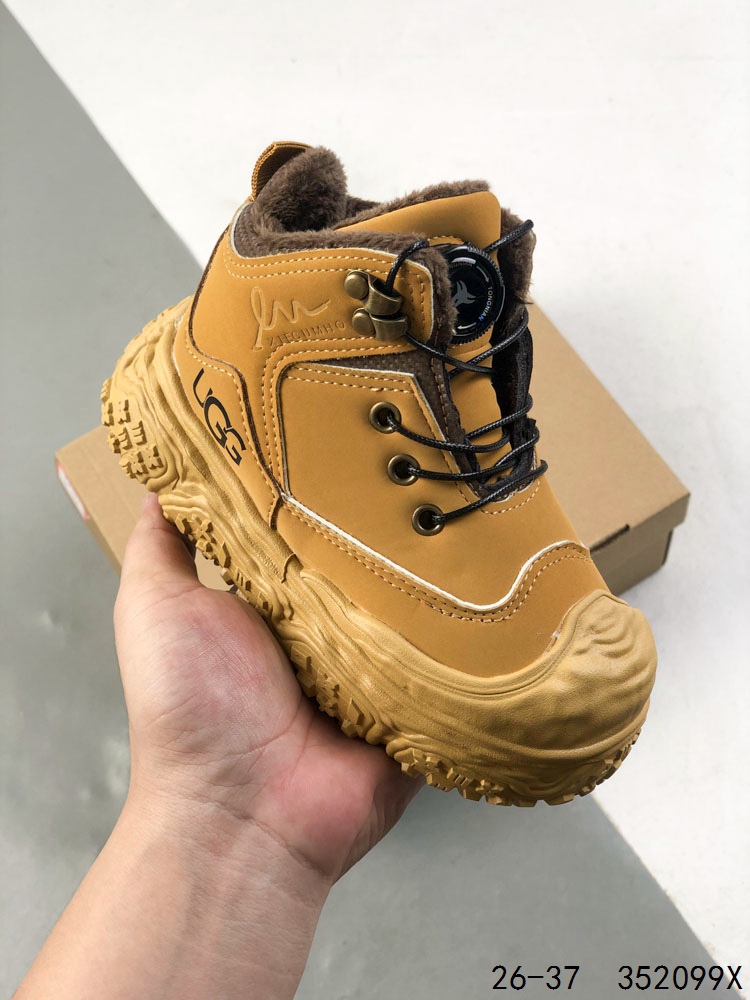 💰120
萌娃童鞋!UGG 品牌的起源可以追溯到澳大利亚,一战时期,澳大利亚飞行员用两块羊皮包裹成鞋子穿在脚上御寒,这种设计后来逐渐在澳洲流行开来。品牌正式创立于 1978 年,由澳大利亚冲浪员 Brian Smith 带到美国加利福尼亚并推广。以其标志性的羊毛靴而闻名于世,已成为冬季时尚与舒适的代名词。它们不仅继承了 UGG 品牌的经典元素,更在细节上进行了创新。
尺码:如图
ID:352099X