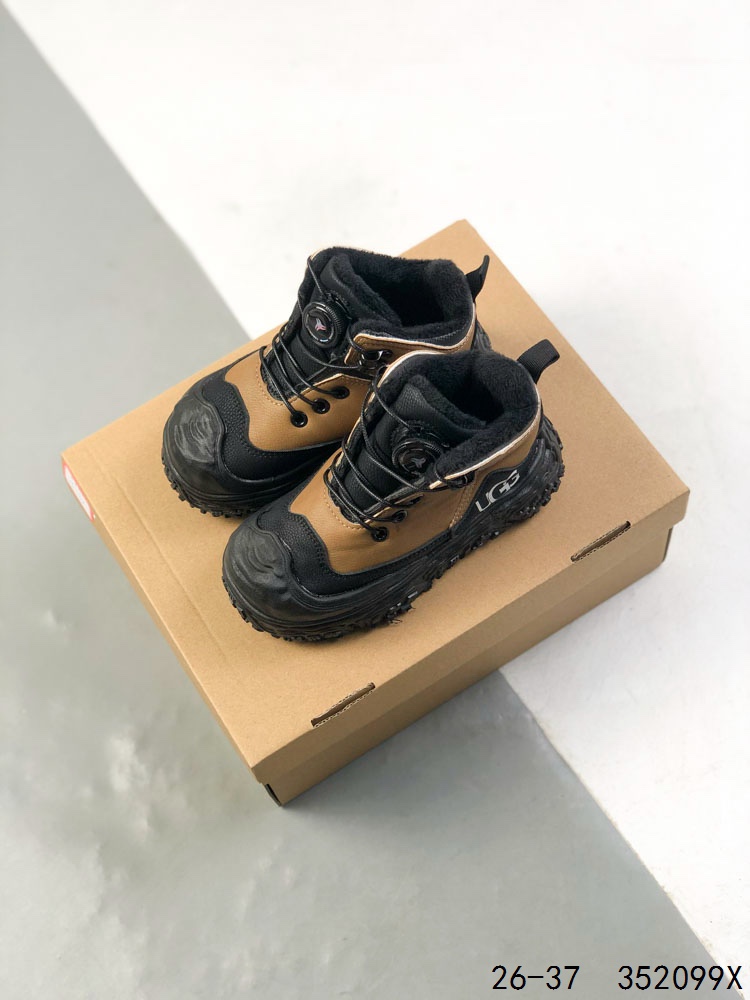 💰110
萌娃童鞋!UGG 品牌的起源可以追溯到澳大利亚,一战时期,澳大利亚飞行员用两块羊皮包裹成鞋子穿在脚上御寒,这种设计后来逐渐在澳洲流行开来。品牌正式创立于 1978 年,由澳大利亚冲浪员 Brian Smith 带到美国加利福尼亚并推广。以其标志性的羊毛靴而闻名于世,已成为冬季时尚与舒适的代名词。它们不仅继承了 UGG 品牌的经典元素,更在细节上进行了创新。
尺码:如图
ID:352099X